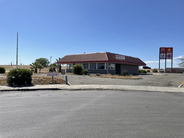 Freestanding Freeway Visible Restaurant + Equipment : 25014 W Dorris Ave, Coalinga, CA 93210